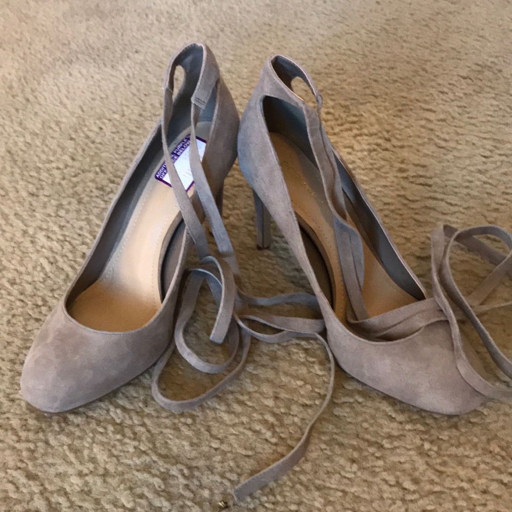 BCBG taupe heels
